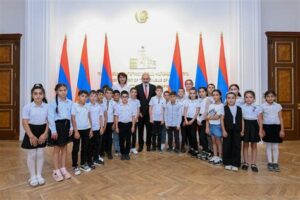 Ապարանի դպրոցի աշակերտներին քարոզարշավ են տարել տնօրենի քույրիկը և քաղաքական կապեր ունեցող պաշտոնակատարը