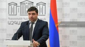 Քաղաքացիները վարձով են բաժանում ՔՊ-ի նախընտրական բուկլետները