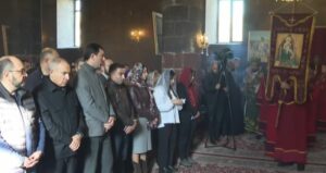 Եկեղեցու դեմ պատերազմի ընթացքում Նիկոլ Փաշինյանը, պարտադված ֆեյք հավատացյալի կերպարի մեջ մտած, ամեն կիրակի մի եկեղեցի է գնում՝ շրջիկ հավատացյալների իր թիմով։