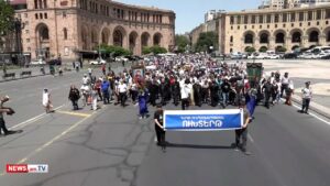 Մայր Աթոռի բակում հավաքվել են հարյուրավոր քաղաքացիներ